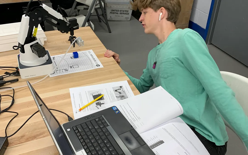 ربات دانشآموزی